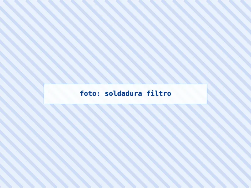 Técnico soldando el cuerpo metálico de un filtro de partículas en el taller de Barcelona